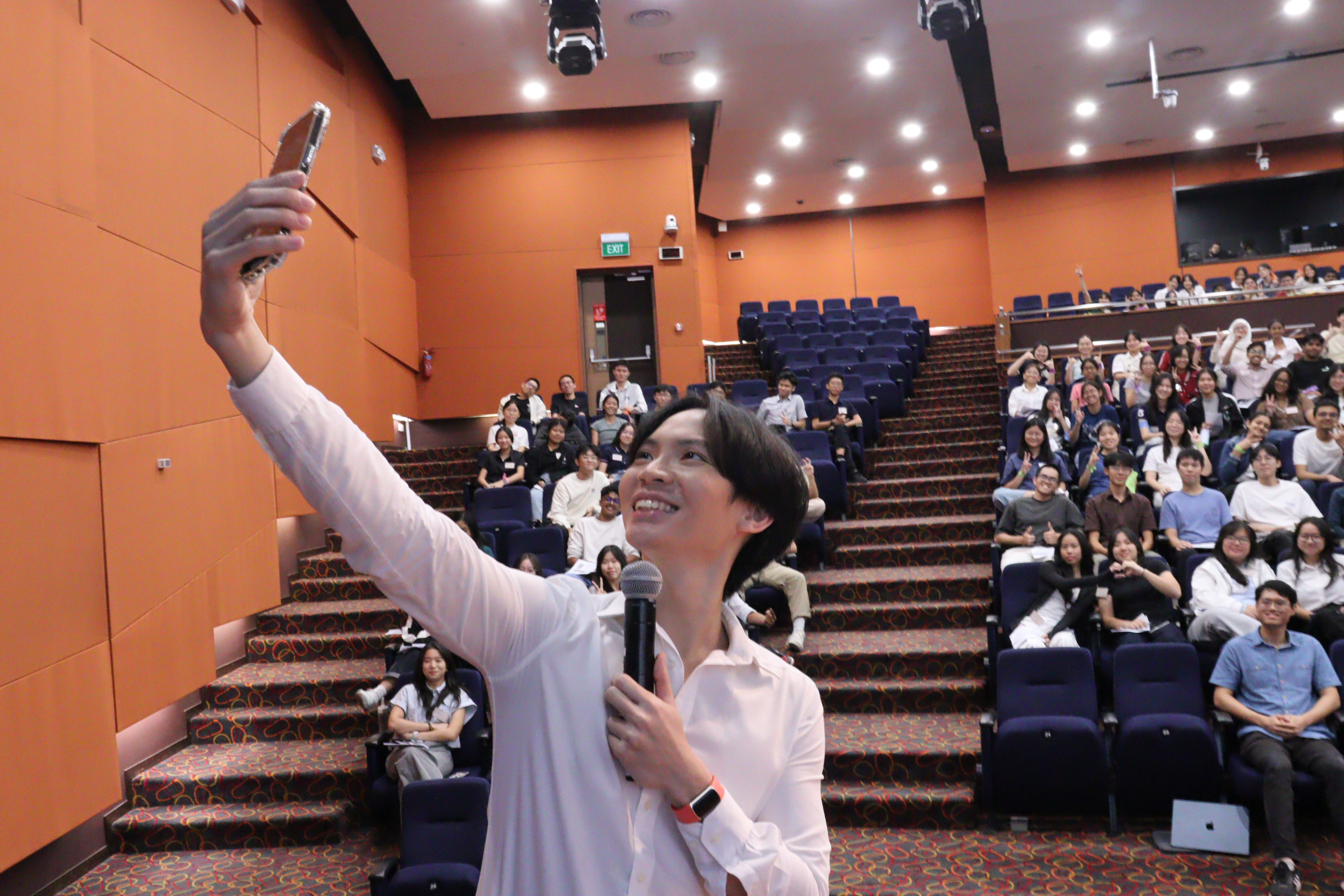 Darren Tay taking a selfie with the audience